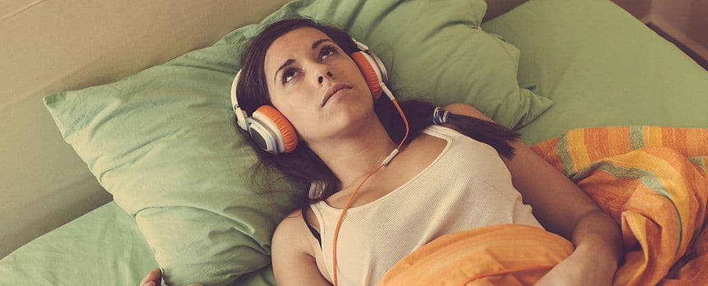 هل تعلم أنّ سماع الأغاني الحزينة مُفيد بالنسبة لك