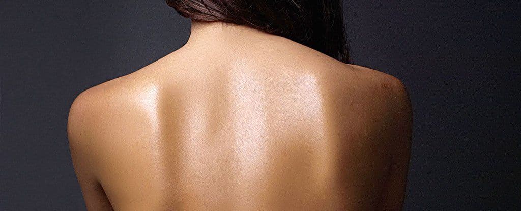 هل لمست يومًا جسم شريكك وفكّرت أن بشرته أنعم من بشرتك؟