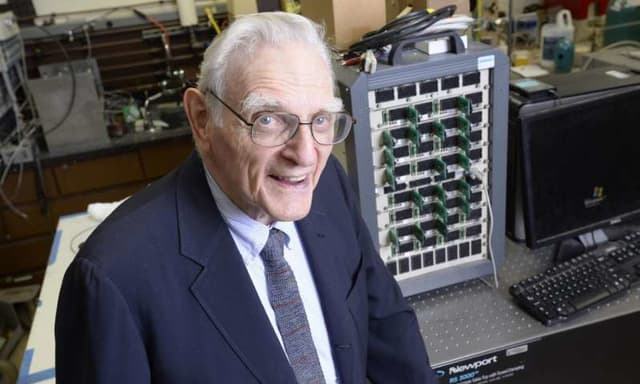 مخترع بطاريات الليثيوم - ايون يطور تقنية جديدة لبطاريات سريعة الشحن غير قابلة للاشتعال