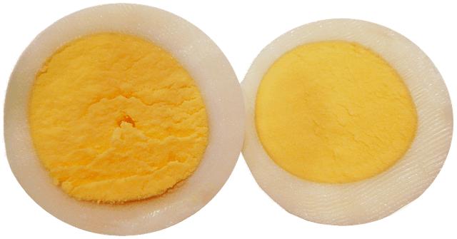 كيف تتجنب ظهور اللون الأخضر داخل البيضة عند سلقها؟