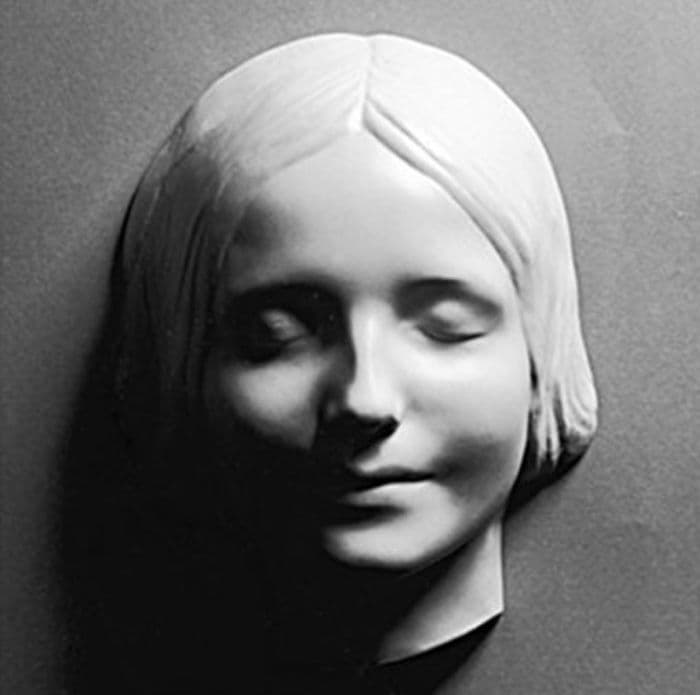 ما حقيقة قصة فتاة نهر السين الأسطورية ؟