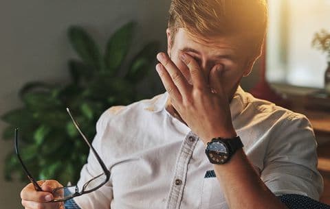 هل يعد فرك العينين آمنًا؟