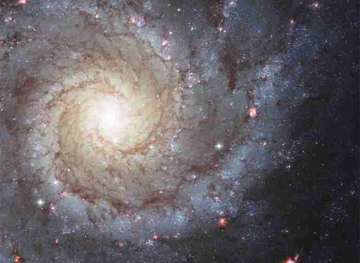 علماء الفيزياء يقترحون تفسير رائع جديد حول تناظر المجرات الغريب