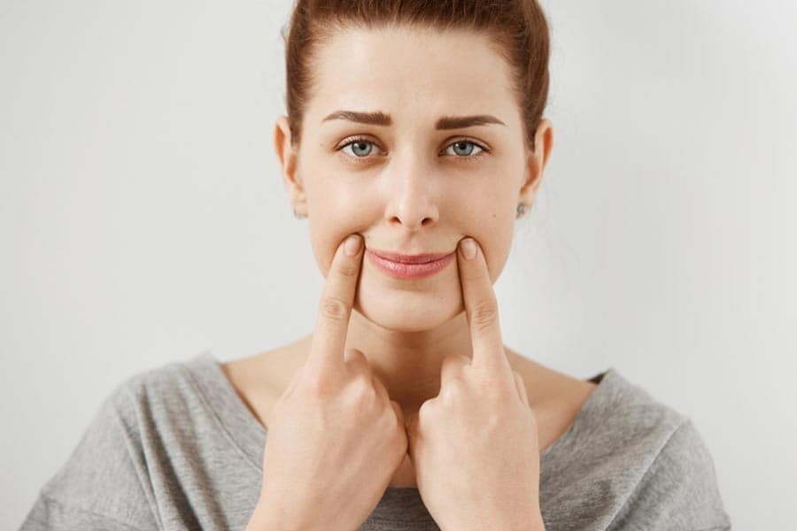 ما هو الأذى الذي يسببه تزييف المشاعر في العمل