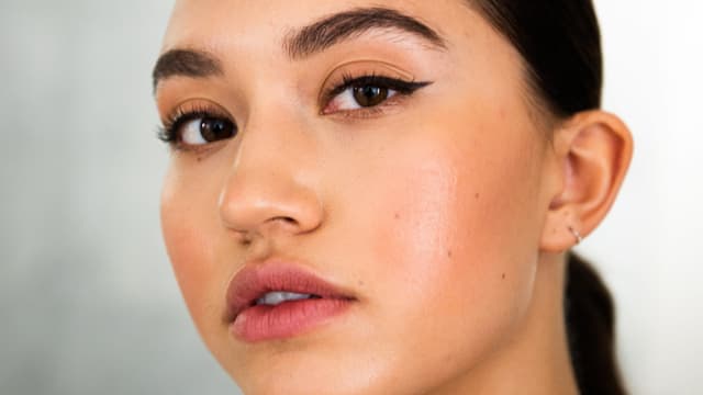 كيف تُجرى عملية رفع الشفتين ؟ وما مخاطرها؟