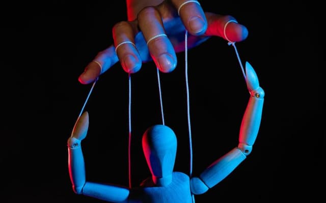 صفات الشخصية المتسلطة