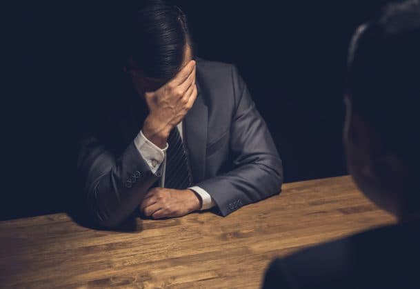 لماذا يعترف المتهمون بجرائم لم يرتكبوها؟
