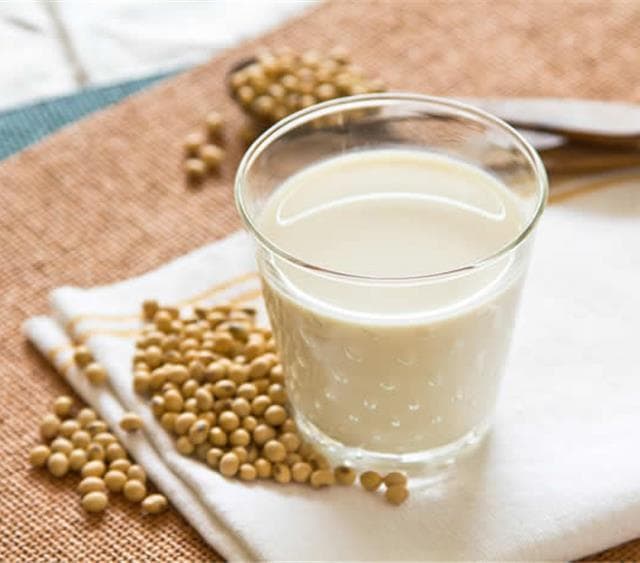 أي حليب أفضل، حليب الأبقار أم الشوفان أم اللوز أم الصويا؟