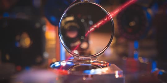 كيف ينشأ السلوك الجمعي على المستوى الذري؟