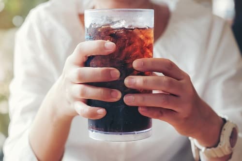 هل يسبب شرب المشروبات الغازية (الكولا) ترقق العظام؟