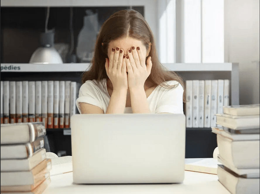 8 علامات تدل على أن عملك يؤثر في صحتك النفسية