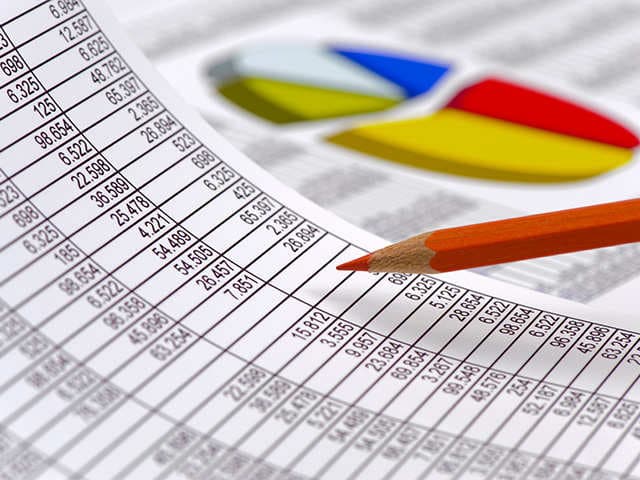 كيف تؤدي السياسة المالية الانكماشية إلى عكس تأثير المزاحمة؟