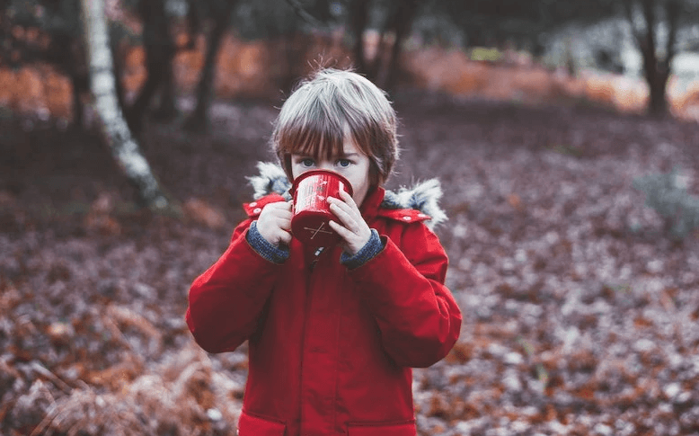 هل تعيق القهوة نمو أطفالك حقًا؟ العلم يجيب