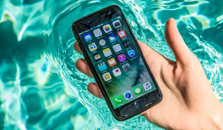 كيف تصلح هاتفك إذا تضرر بسبب الماء؟ الأرز لن يساعدك!