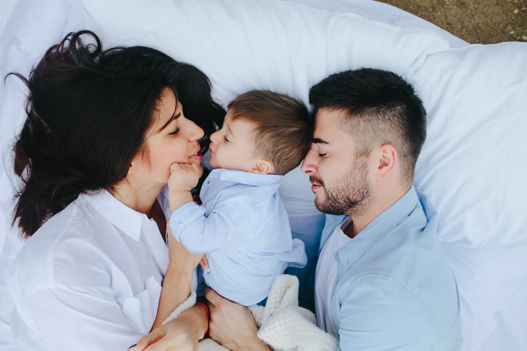 لماذا تتغير العلاقة الزوجية بعد إنجاب أول مولود؟