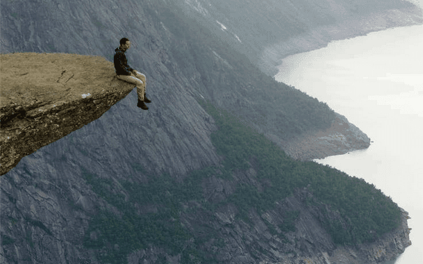 نداء الفراغ: لماذا تغرينا الهاوية؟