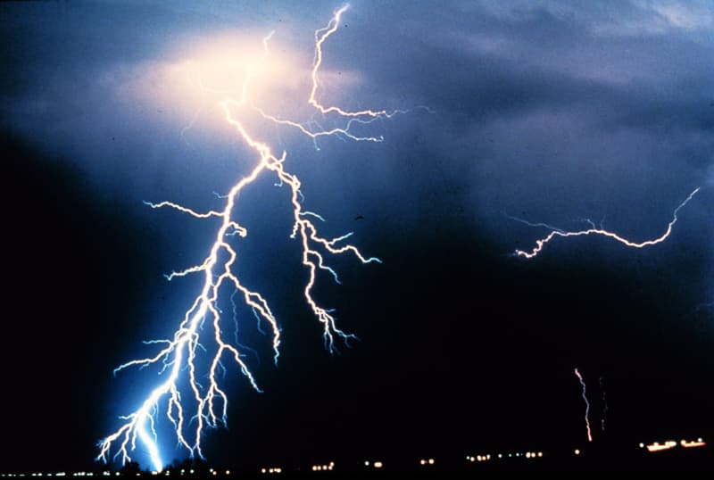 هل تخاف من العواصف؟ تعرف على رهاب البرق والرعد