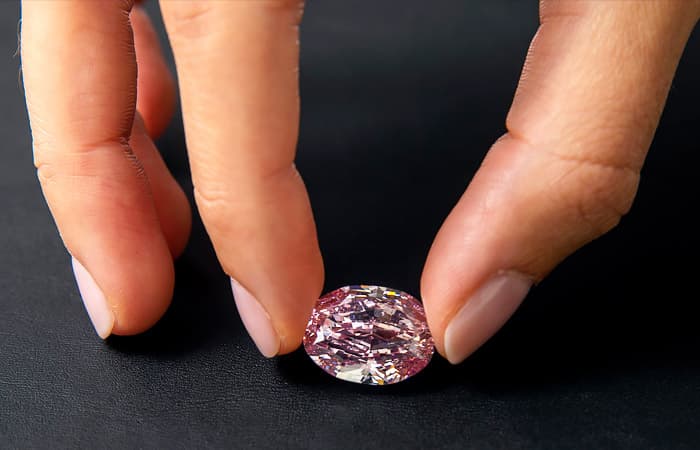 اكتشاف طريقة تجعل الزجاج صلبًا لدرجة خدش الألماس