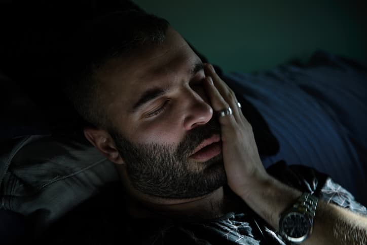 كيف تتخلص من ألم الأسنان ليلًا؟