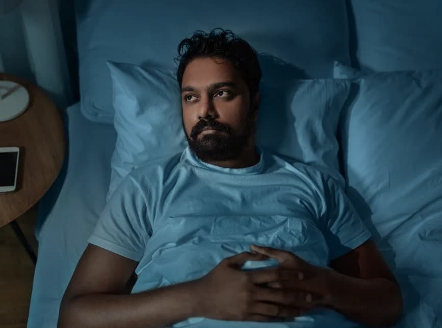 لماذا نبالغ في التفكير في مخاوفنا إذا استيقظنا بعد منتصف الليل؟