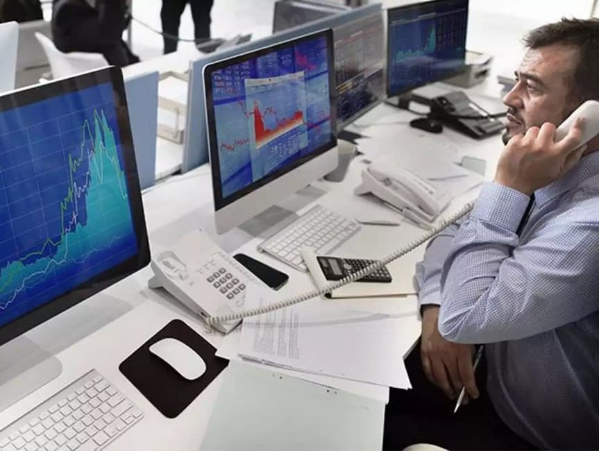 ما الفرق بين العقود الآجلة والعقود المسبقة؟