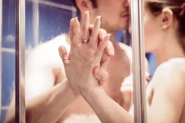 لماذا يموت بعض الرجال في منتصف العمر في أثناء ممارسة الجنس؟