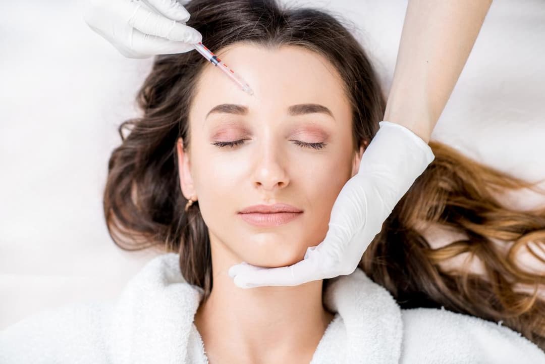 البوتوكس: الاستخدامات التجميلية والآثار الجانبية وكلفة العلاج