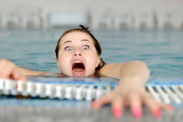 رهاب الماء: لماذا يخاف البعض من الماء بلا مبرر؟