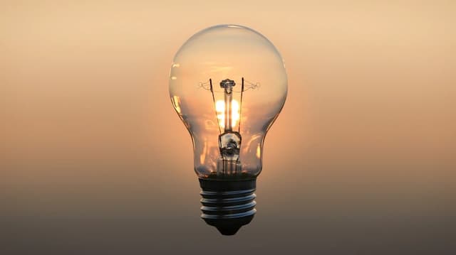 من اخترع المصباح المتوهج؟