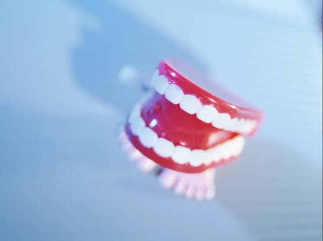 هل تصنف الأسنان بأنها عظام؟ ومن أين تبزغ؟