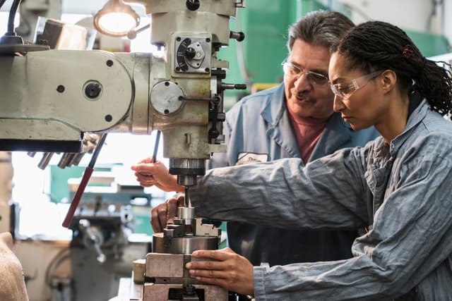 ما آثار الانتقال للتصنيع على الأجور