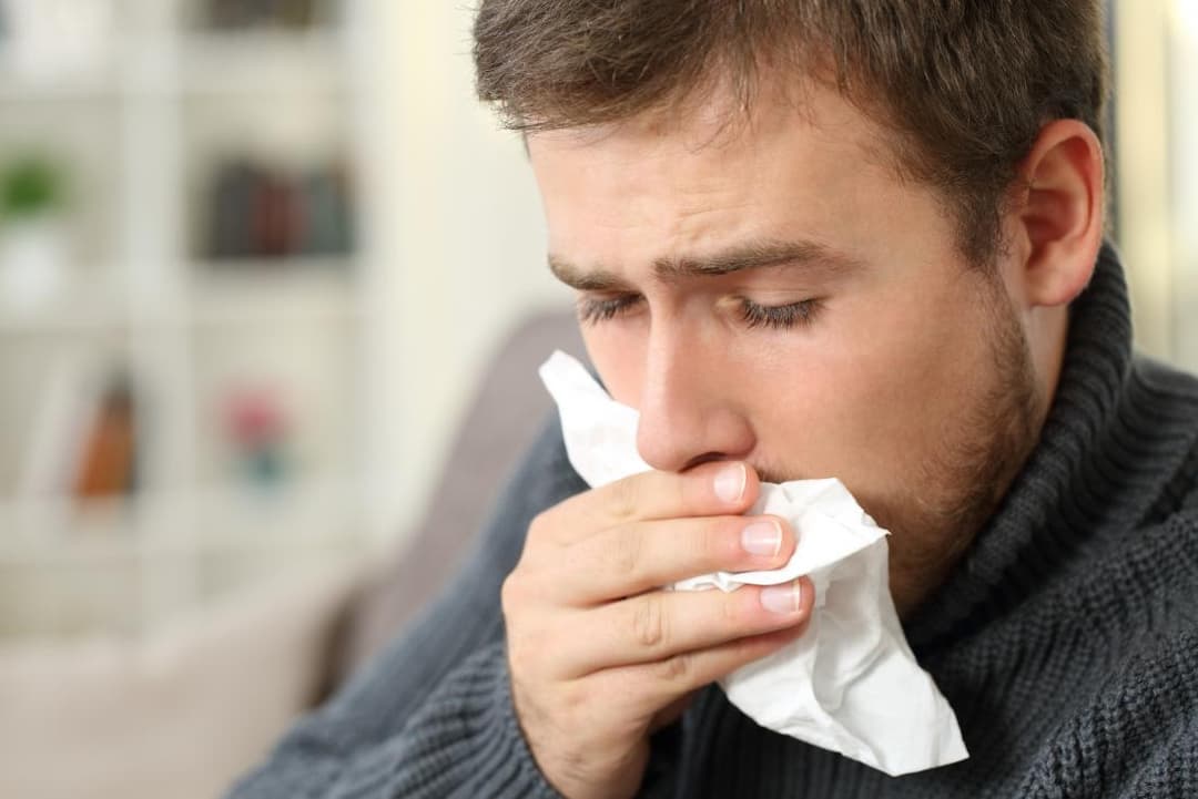 ما أسباب خروج الدم مع البلغم؟ وهل الأمر خطير صحيًا؟