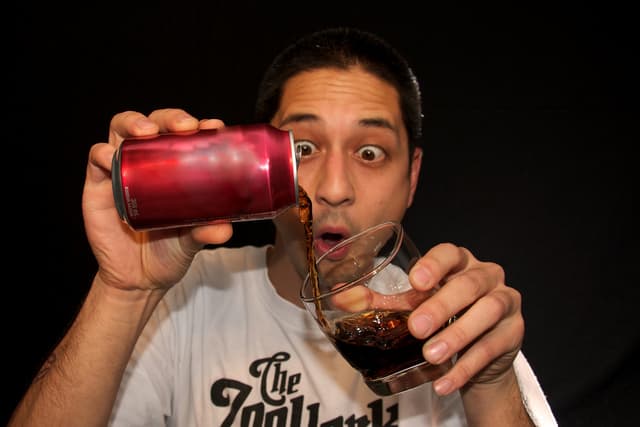 إدمان الصودا: المخاطر الصحية وكيفية التخلص منه