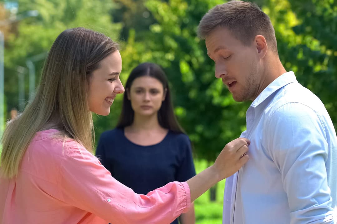 كيف يجب التعامل مع الغيرة في العلاقة العاطفية؟