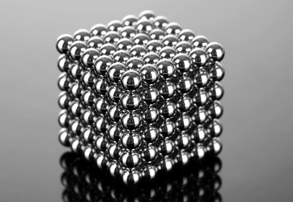 باحثون يتفاجؤون بخصائص مادة مغناطيسية جديدة تتجمد عند تعرضها لدرجات حرارة عالية