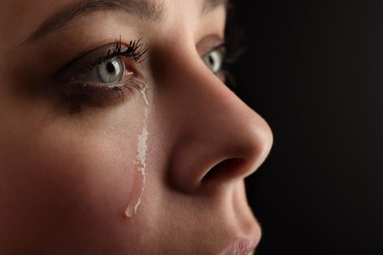 لماذا تغرورق عيناك بالدموع عندما تتعب أو تمرض؟