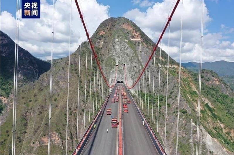 الصين تبني أحد أكبر الجسور المعلقة في العالم بفضل روبوتات البناء