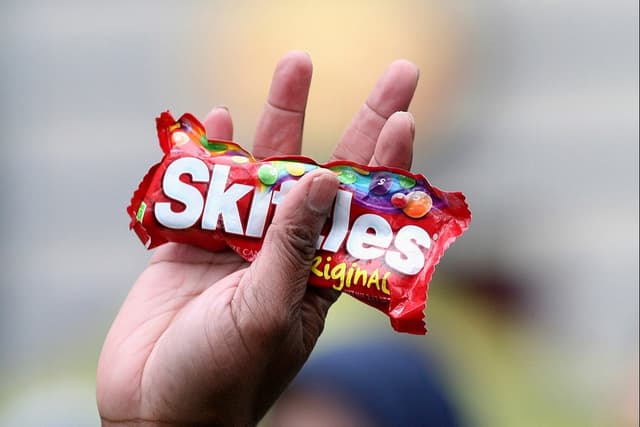 دعوى قضائية: حلوى سكيتلز غير صالحة للاستهلاك البشري!