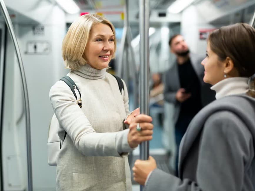 يعتقد الناس أن التحدث القليل يبقيهم محبوبين، لكن الأبحاث تقترح عكس ذلك!