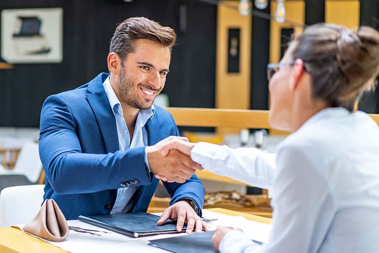 من يغازل أكثر الرجال أم النساء، للحصول على مكاسب شخصية في العمل؟