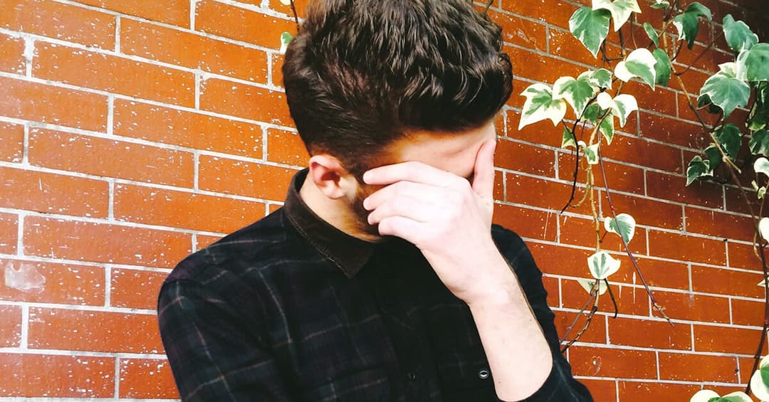 لماذا نشعر بالخجل عند استحضار مواقف محرجة قلتها أو فعلتها في الماضي؟