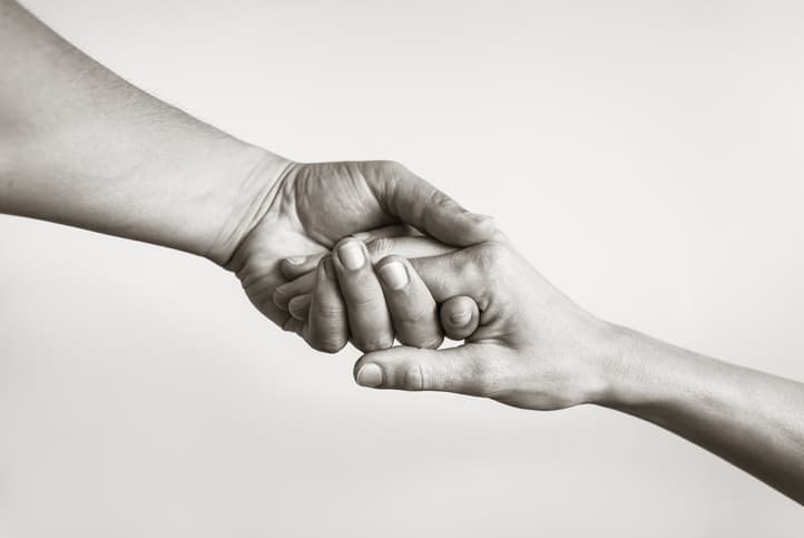 ما الذي يمكن فعله لمساعدة صديق يتحدث عن الانتحار؟