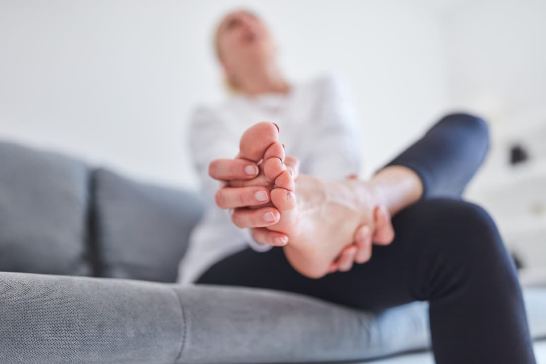 لماذا يسبب ارتطام إصبع القدم ألمًا شديدًا لا يحتمل؟