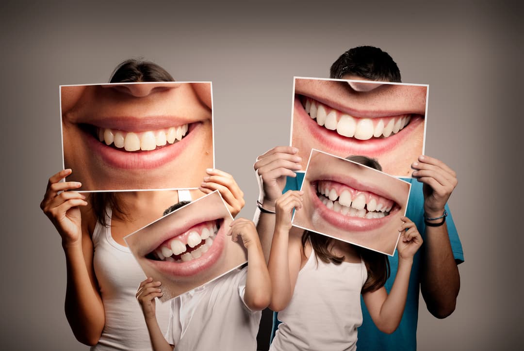 هل من الأفضل تنظيف الأسنان بالخيط الطبي قبل تفريشها أم بعده؟