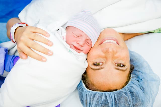 الولادة القيصرية تحرم المولود من بكتيريا مفيدة ما يؤثر في صحته مستقبلًا