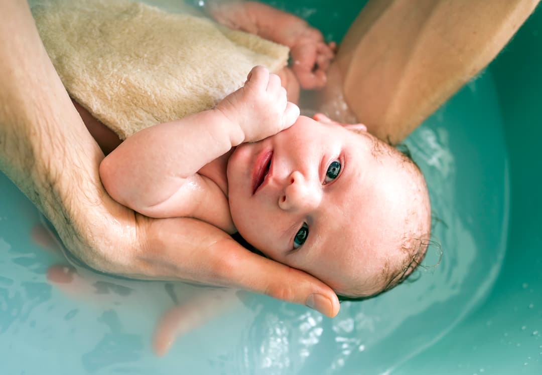 حمام الطفل: متى يُحمّم المولود الجديد؟ وكيف؟