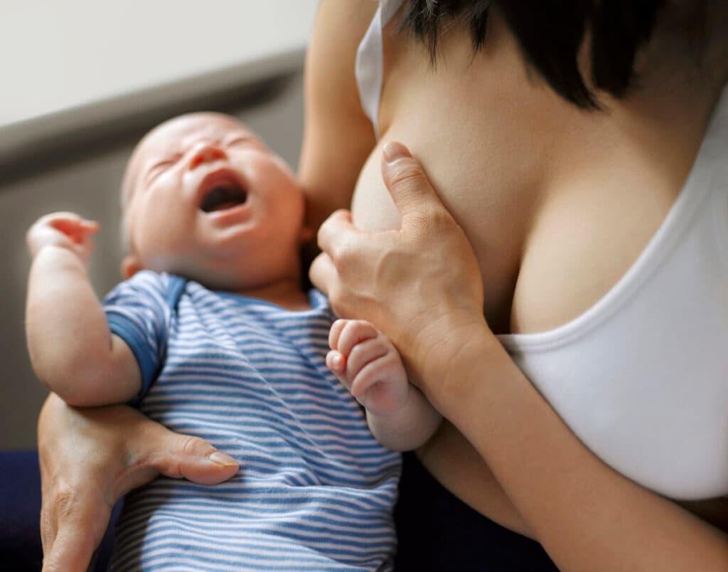كيف يؤدي بكاء المولود الجديد إلى تحفيز تدفق حليب الثدي لدى الأم؟