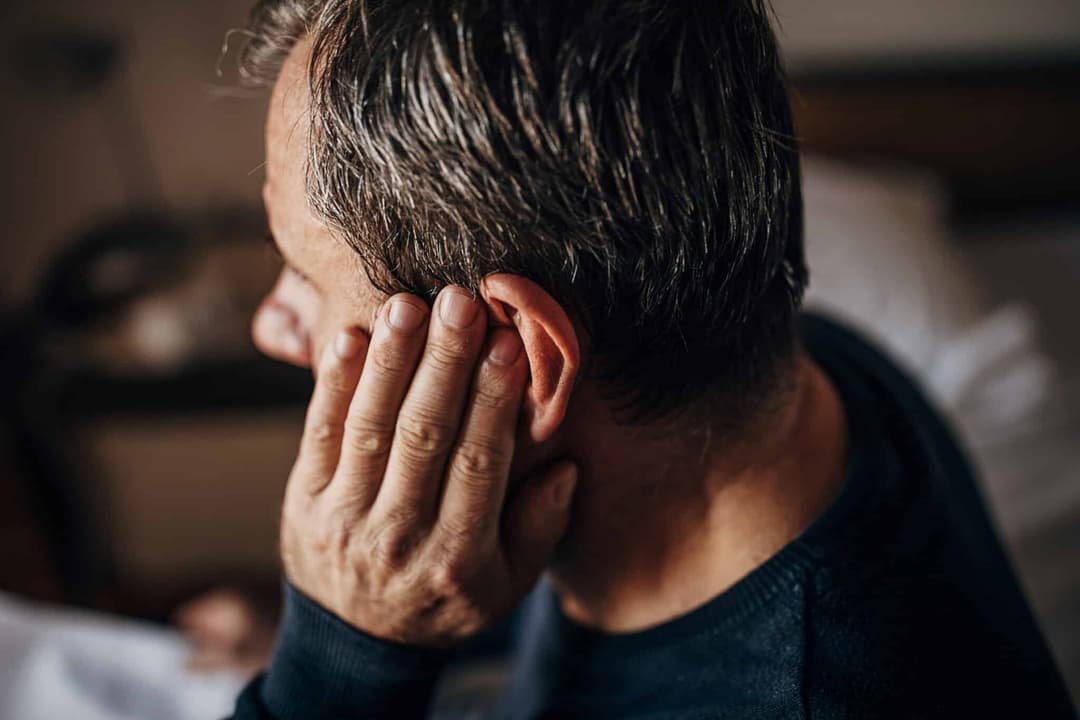 لماذا يعلق الماء في الأذن؟ وكيف نُخرجه؟
