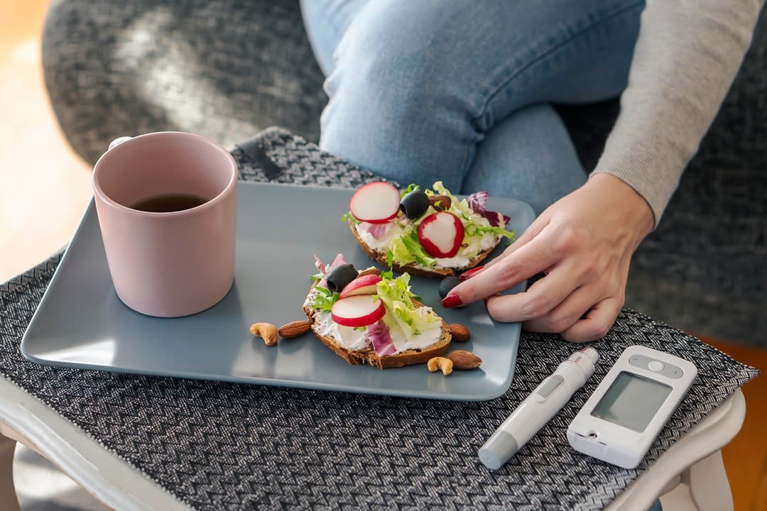 حمية مرضى السكري من النمط الأول: ما يفضل تناوله وما يجب تجنبه