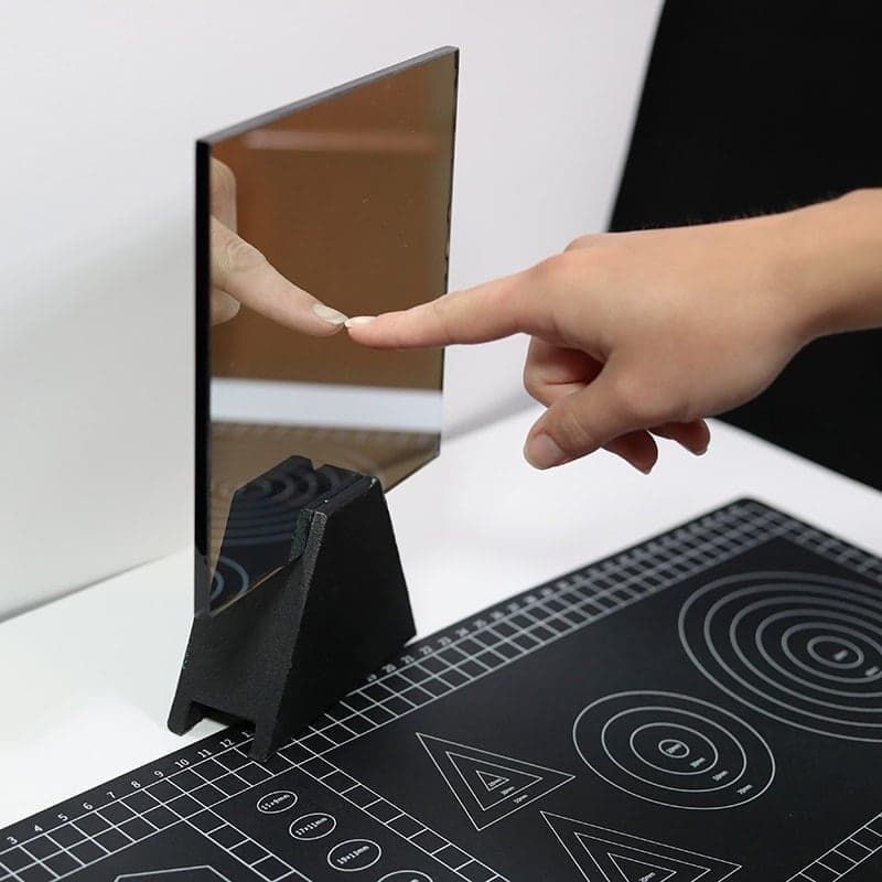 كيف تكتشف إن كانت مرآة الفندق ذات وجهين؟